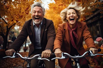 Fototapeten Szczęśliwa para starszych ludzi jadąca na rowerze po parku jesienią.  © Bear Boy 