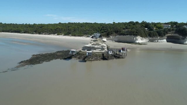 Meschers-sur-Gironde, Charente-Maritime. Cabanes de p&ecirc;che sur pilotis, vue a&eacute;rienne.