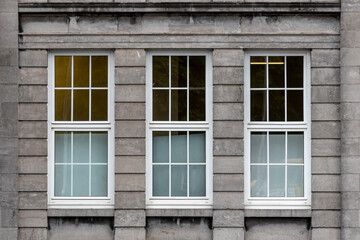 Detalhe das janelas em um, prédio de Galway, cidade da Irlanda - obrazy, fototapety, plakaty