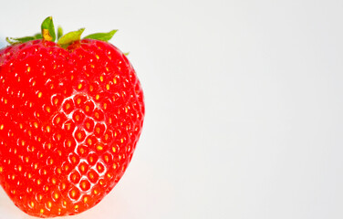 czerwona truskawka, Ripe red strawberry on white background, truskawka na białym tle z odbiciem...