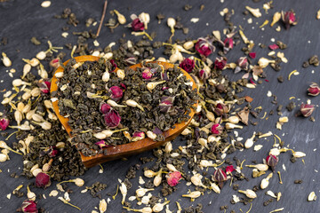 dry green tea with the addition of jasmine and rose flowers