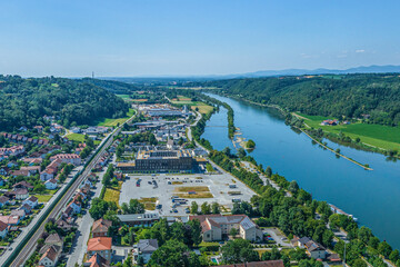 Vilshofen im niederbayerischen Landkreis Passau von oben, Blick über den Festplatz Donau-aufwärts 