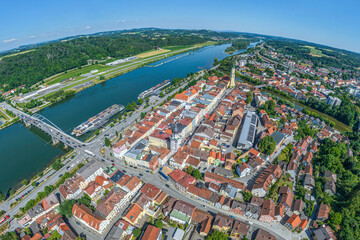 Vilshofen an der Donau im Luftbild, Stadtturm, Altstadt und Donaupromenade mit...