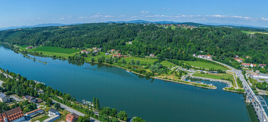 Fototapeta na wymiar Blick auf das nördliche Donau-Ufer bei Vilshofen in Niederbayern, Bootshafen und Wohnmobilstellplatz
