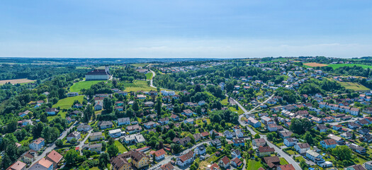 Vilshofen im niederbayerischen Landkreis Passau von oben, Ausblick zur Abtei Schweiklberg