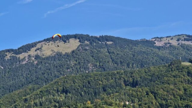 Spokojny lot panoramiczny nad Alpami Julijskimi w Słowenii. Widok z kokpitu na g&oacute;ry podczas łagodnego zakrętu.