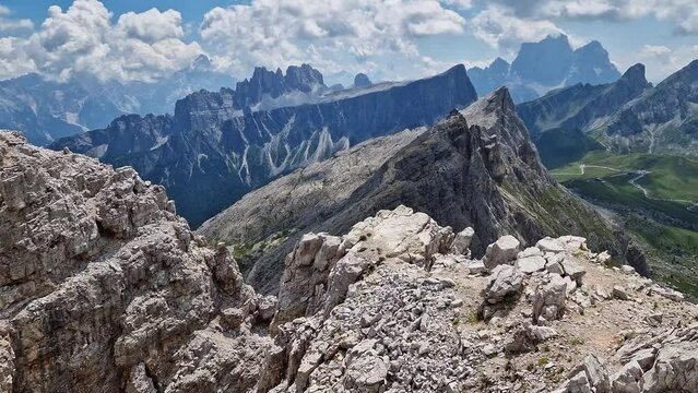 Zapierający dech w piersiach widok panoramiczny ze szczytu Averau w Dolomitach, Włochy. Panorama g&oacute;r wysokich.