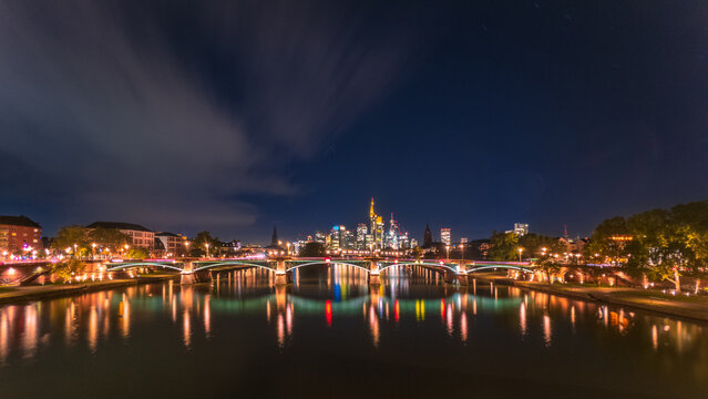 Frankfurt Skyline am Abend zur blauen Stunde