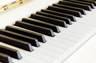 Naklejka premium White piano. Piano keys close up, space for text. Piano keyboard