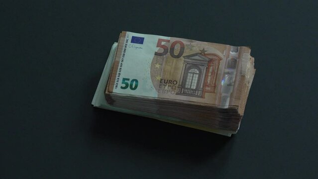 Chute de liasse de billets d'Euros