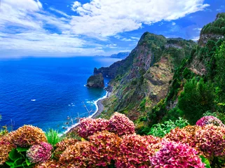 Foto auf Glas Rocha do Navio Cable Car - beautiful nature scenery and popular tourist attraction. Splendid Madeira island. Portugal.. © Freesurf