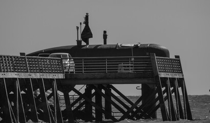 Black and white photo of a fake submarine on the Saint-Jean-de-Monts pontoon that was used as a film set for the film À toute allure.
