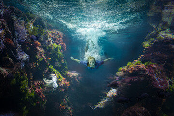 Unterwassercomposing Teenager taucht im bunten Korallenmeer - obrazy, fototapety, plakaty