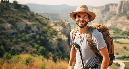 Hombre de frente sonriendo con paisaje de montaña en segundo plano