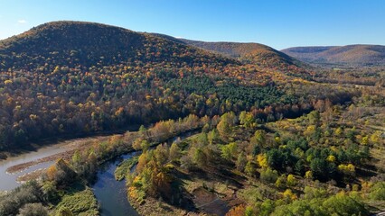 Obraz premium Landscape aerial with mountains and water creeks and lakes in Autumn Fall colors in Pennsylvania at Tioga