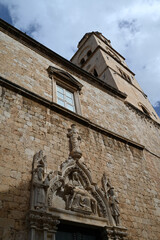 Naklejka na ściany i meble L'église franciscaine et le monastère de Dubrovnik vue en contre-plongée