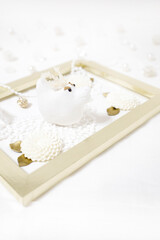 辰年の年賀状素材　白と金色のソフトなイメージの背景