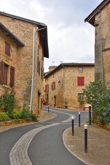 Fototapeta na wymiar Rue d'Oingt (village des Pierres Dorées dans le Rhône)