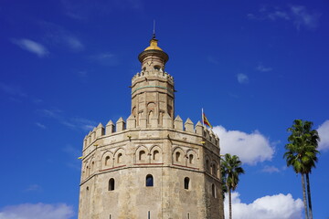 Fototapeta na wymiar Torre del Oro, Wachturm aus maurischer Zeit in Sevilla 