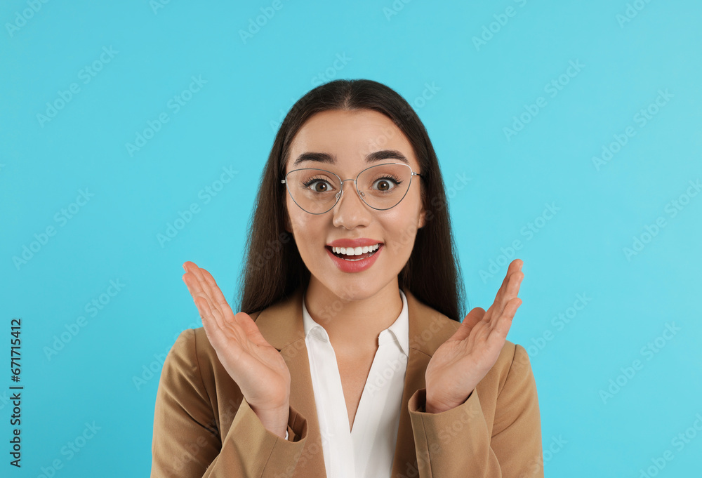 Poster surprised woman wearing glasses on turquoise background