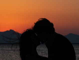 Bacio sulla riva del mare al tramonto