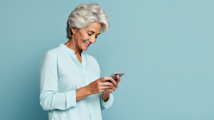 portrait studio d'une personne en train d'utiliser une application sur son téléphone portable pour faire un achat ou communiquer