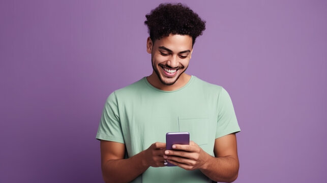 portrait studio d'une personne en train d'utiliser une application sur son t&eacute;l&eacute;phone portable pour faire un achat ou communiquer