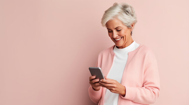portrait studio d'une personne en train d'utiliser une application sur son t&eacute;l&eacute;phone portable pour faire un achat ou communiquer
