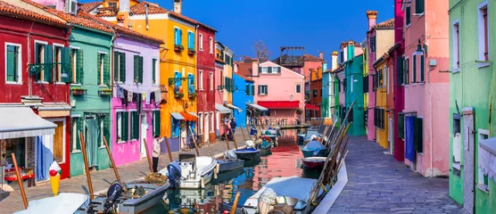 Fototapete Rund Italy travel and landmarks. Most colorful places (towns) - Burano island, village with vivid houses near Venice. © Freesurf