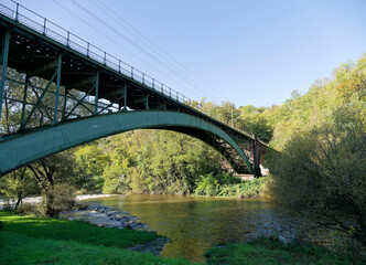 Fototapeta na wymiar Überquerung der Wiese (Fluss) durch den Tüllingen Berg zwischen Weil am Rhein und der südlichsten Eisenbahnbrücke der Stadt Lörrach 