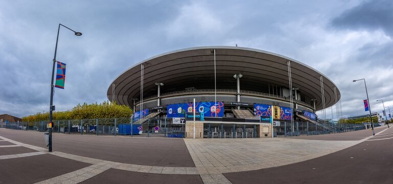 Saint-Denis, France - 31 octobre 2023: Vue ext&eacute;rieure panoramique du Stade de France, le plus grand stade fran&ccedil;ais. Il peut accueillir des &eacute;v&egrave;nements sportifs, des concerts et des grands spectacles