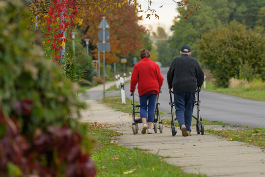 Ein &auml;lteres Paar mit Rollator unterwegs