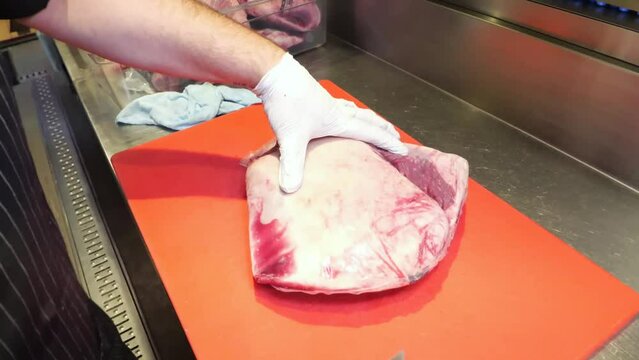 Secrets to perfectly preparing steak for the grill and expertly slicing meat for a sensational barbecue