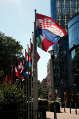 Drapeaux nationaux européens devant le bâtiment du Parlement européen.