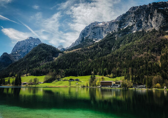 Fototapeta na wymiar widok na góry z odbiciem w jeziorze hintersee 