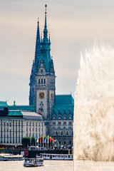 Obraz premium Hamburg, Germany. The Inner Alster lake (German: Binnenalster) with fountain and city hall (German: Rathaus).