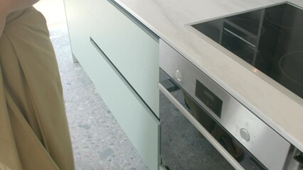 An architect offers a comprehensive room tour, focusing on the kitchen area, and elaborates on the development of a complete ergonomic design solution. Efficiency of its layout and features. 