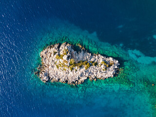 Obraz premium Mediterranean, Turkey. Small rocky island among sea. The bottom of the sea from above.
