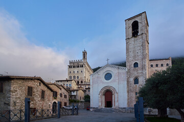 Fototapeta na wymiar The medieval town of Gubbio and the gothic church of San Giovanni Battista, Umbria, Italy 