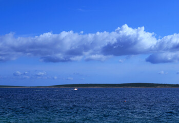 Obraz premium Sea horizon and cloudscape above blue wavy sea surface