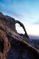 Fototapeta premium Atardecer en el Arco de Piedra en las Altas Cumbres, Córdoba, Argentina