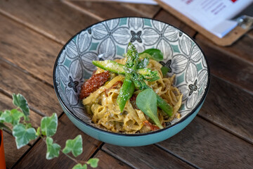 spaghetti with pesto and spargel