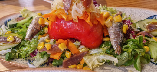 Ensalada con sardinas , maíz , garrofeta , bonito , mojama.