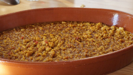 Arroz meloso en  cuenco de barro cocido