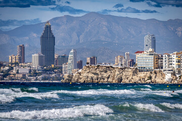 Widok na plażę, hotele i morze śródziemne na brzegu Hiszpańskiego miasta Benidorm na Costa Blanca - obrazy, fototapety, plakaty