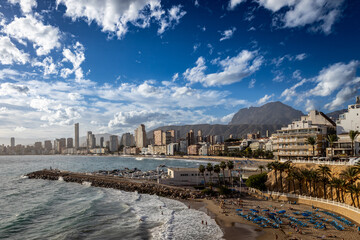 Widok na plażę, hotele i morze śródziemne na brzegu Hiszpańskiego miasta Benidorm na Costa Blanca - obrazy, fototapety, plakaty