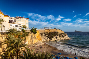 Widok na morze śródziemne na brzegu Hiszpańskiego miasta Benidorm na Costa Blanca - obrazy, fototapety, plakaty