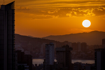 Widok na zachód słońca nad hiszpańskim miastem Benidorm na Costa Blanca