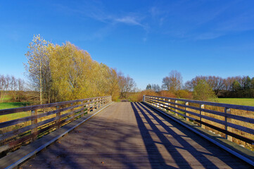 Drewniany most na rzece, jesień.