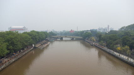 Obraz premium Banjarmasin's Siring river area which is filled with rental engine boats used for Banjarmasin river tourism